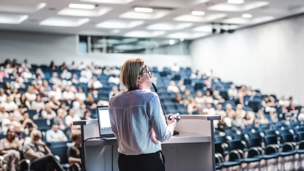 Presenter using data and design principles to engage an audience through data storytelling